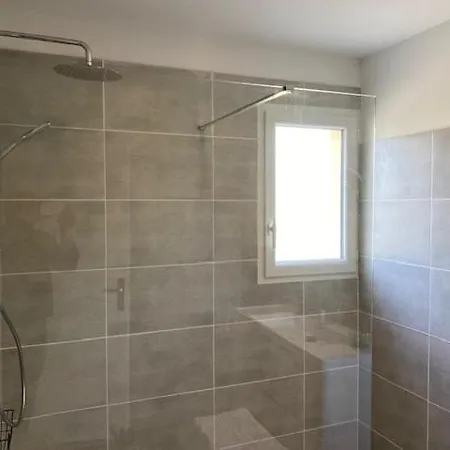 Avec Piscine / 6 Personnes 3*