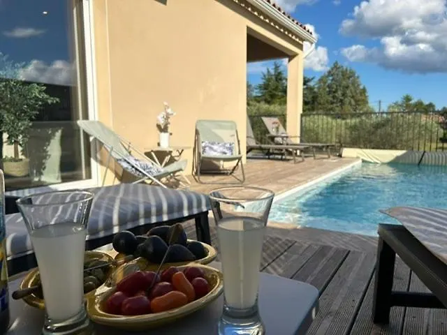 Piscine & Petanque Guest house
