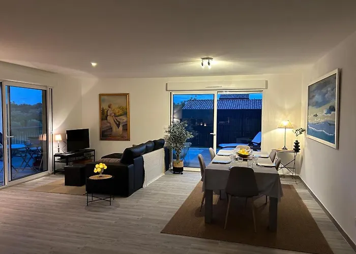 Avec Piscine / 6 Personnes 4*